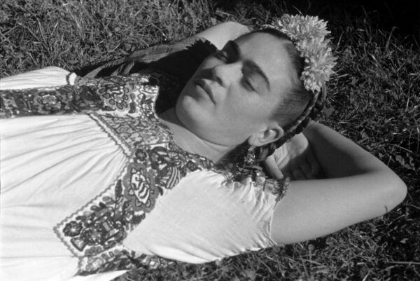 Frida tumbada encima de la hierba en Xochimilco, 1941