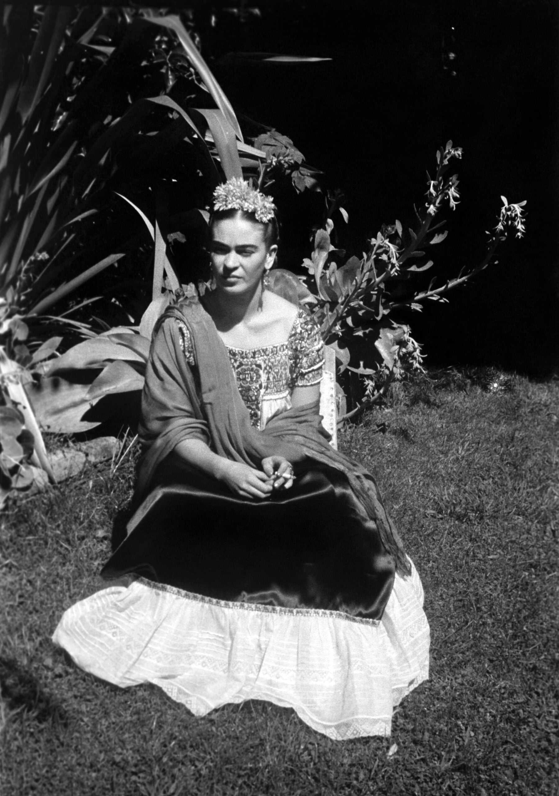 Frida sentada en Xochimilco, 1941