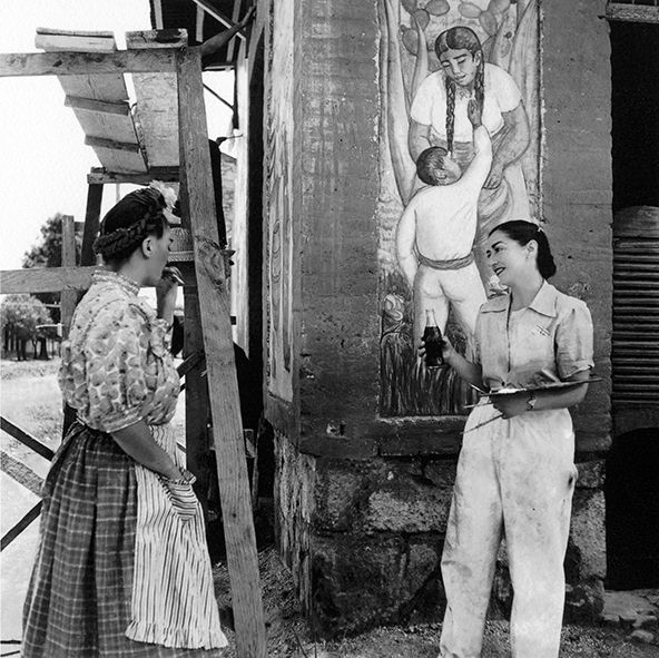 Frida Kahlo y Rina Lagos en pulquería la rosita, 1943