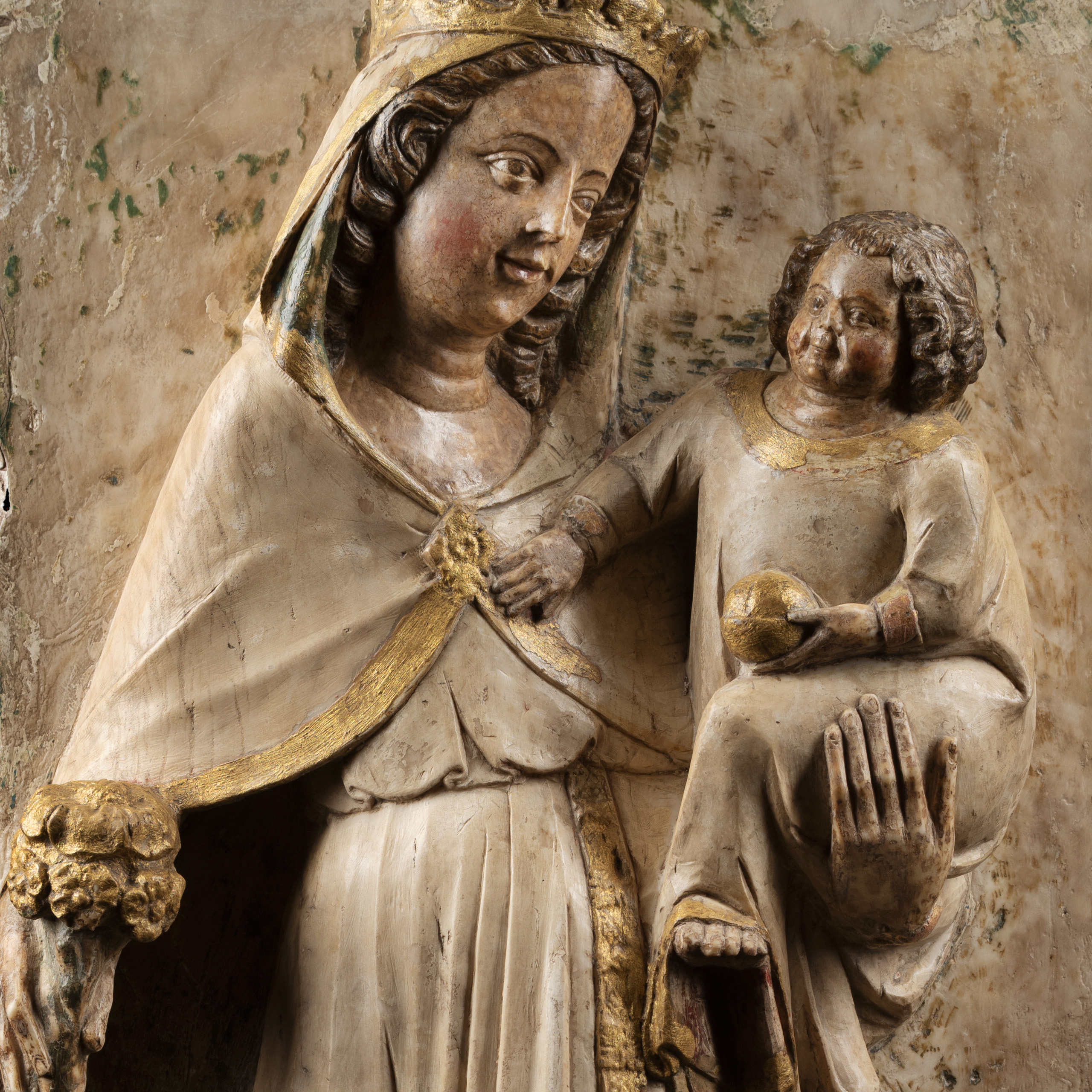 Virgen con el Niño, escena central de un retablo - Imagen 2