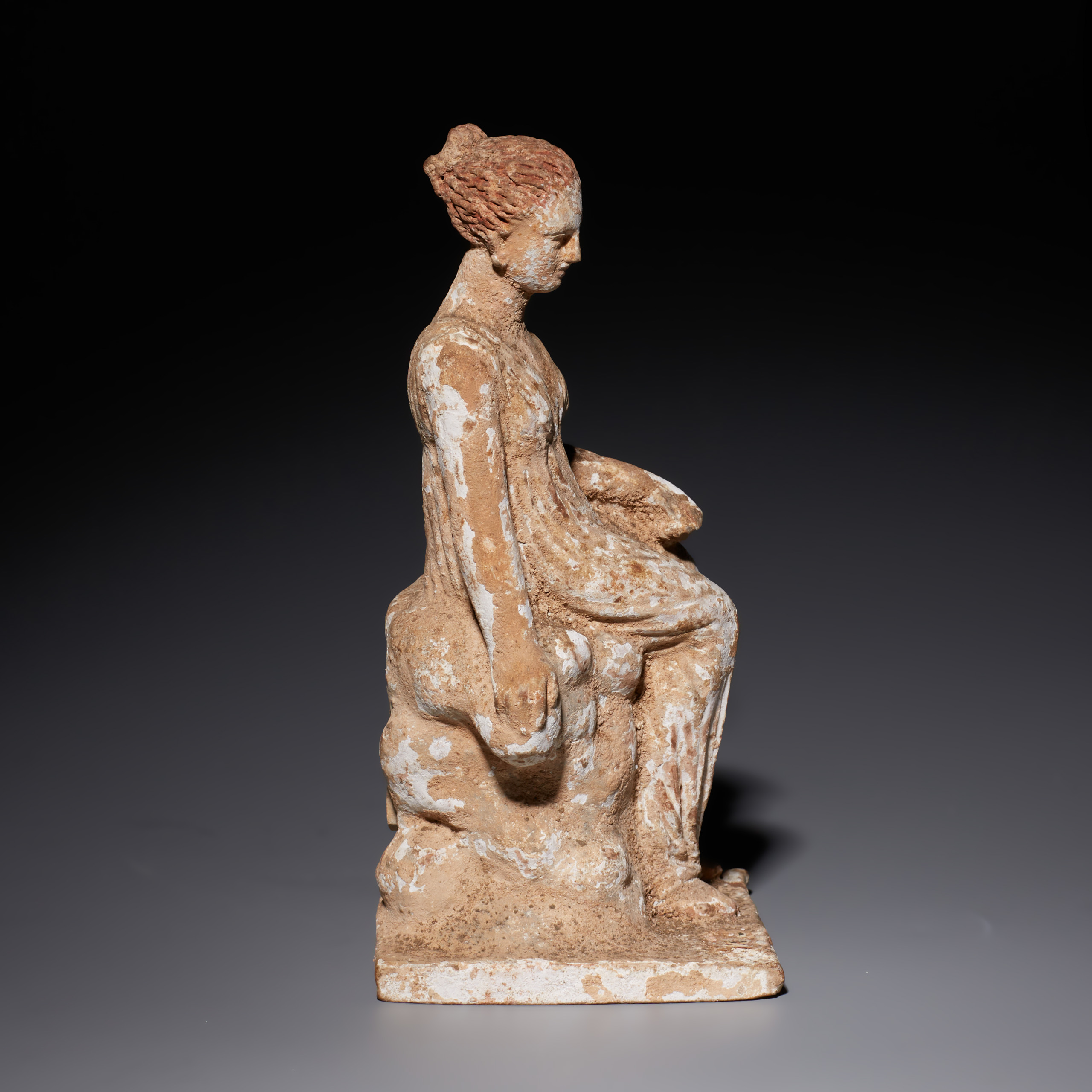 Figura femenina reclinada, Griega - Imagen 3