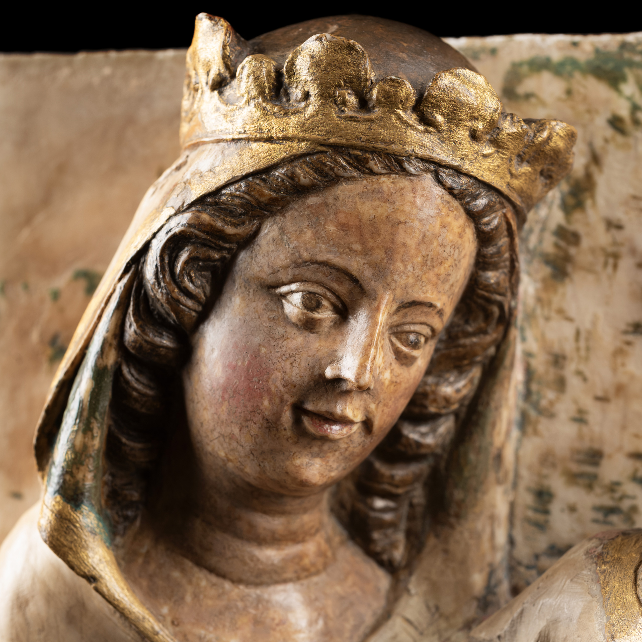 Virgen con el Niño, escena central de un retablo - Imagen 3