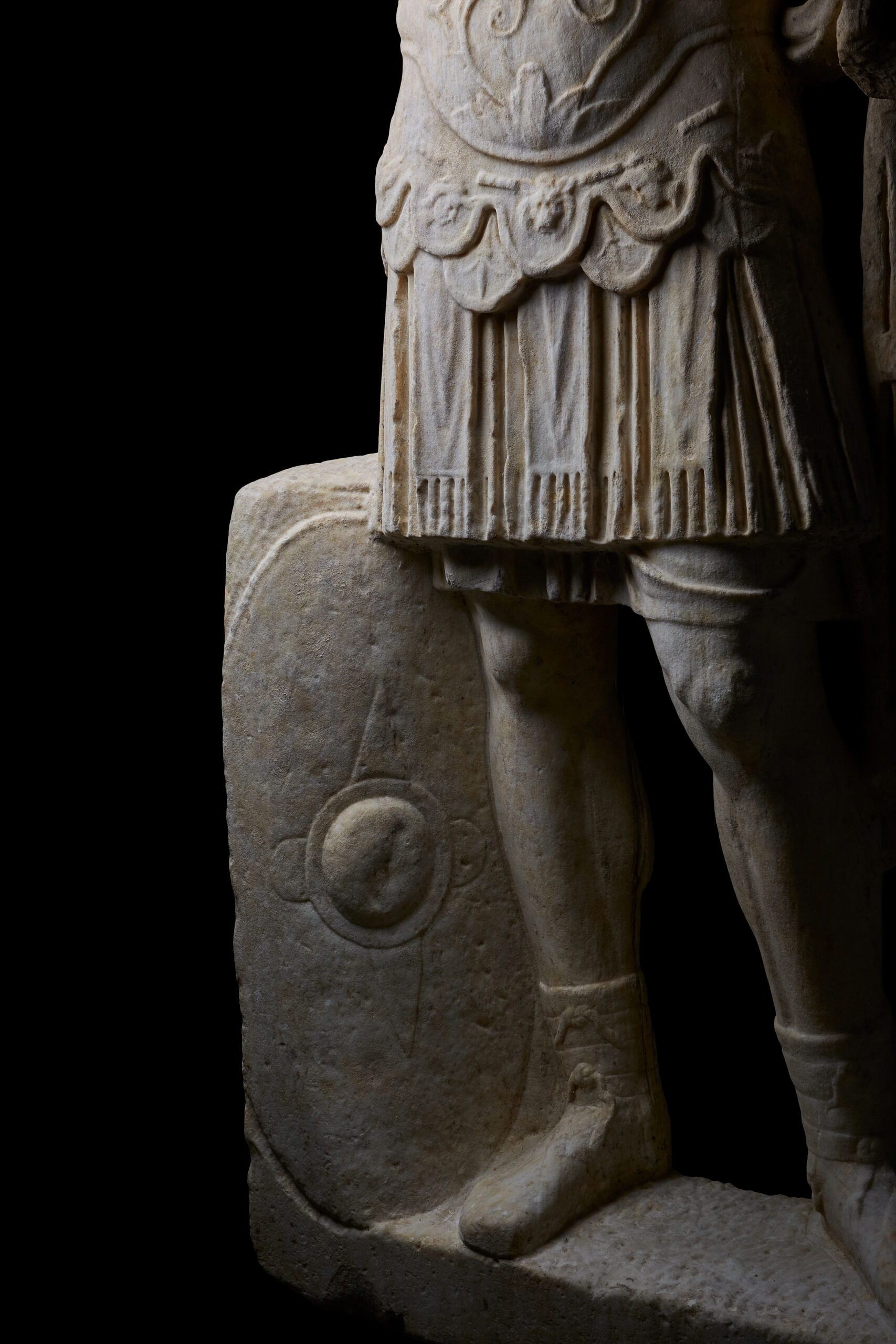 Estatua thoracata de emperador, Romana - Imagen 14