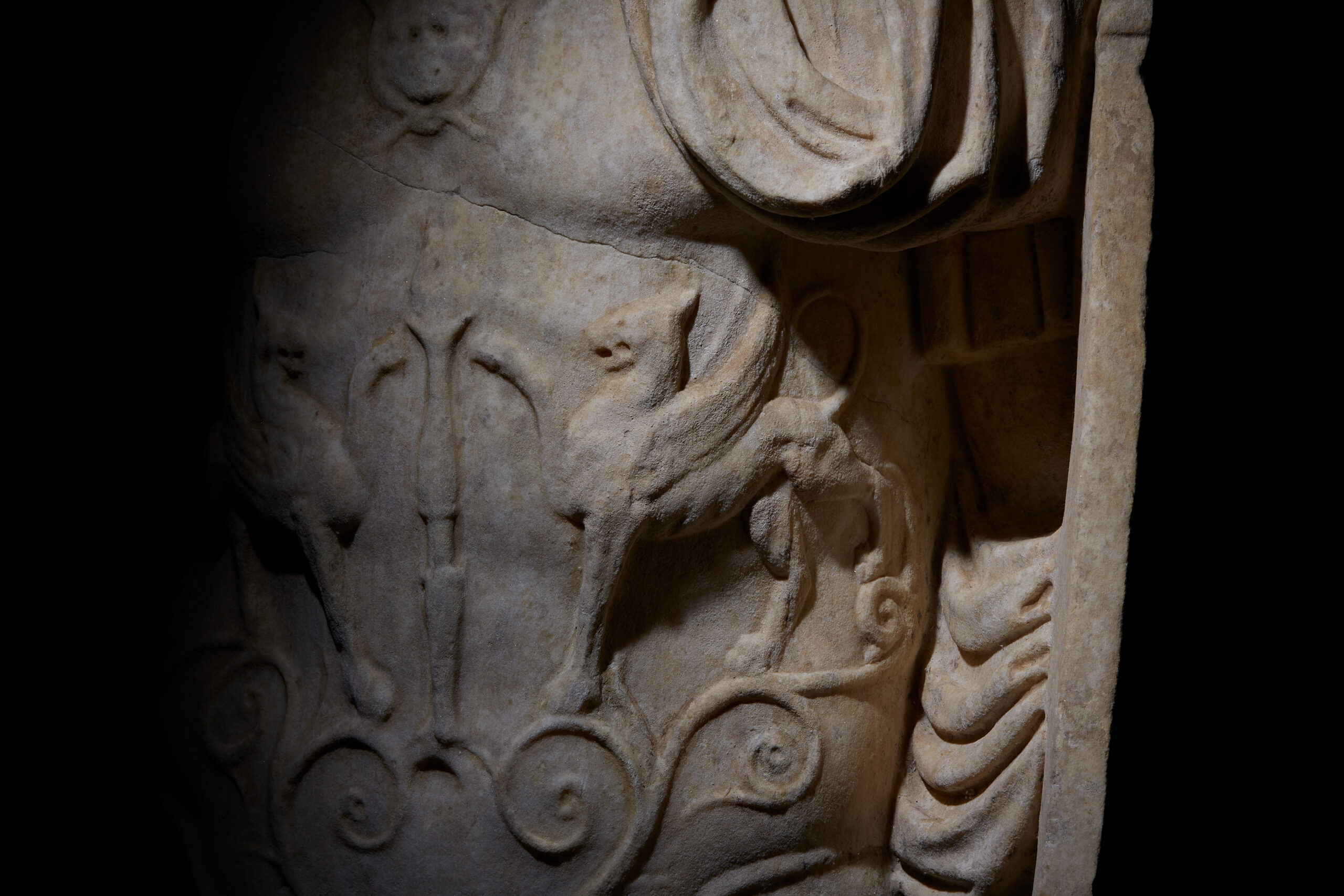 Estatua thoracata de emperador, Romana - Imagen 13
